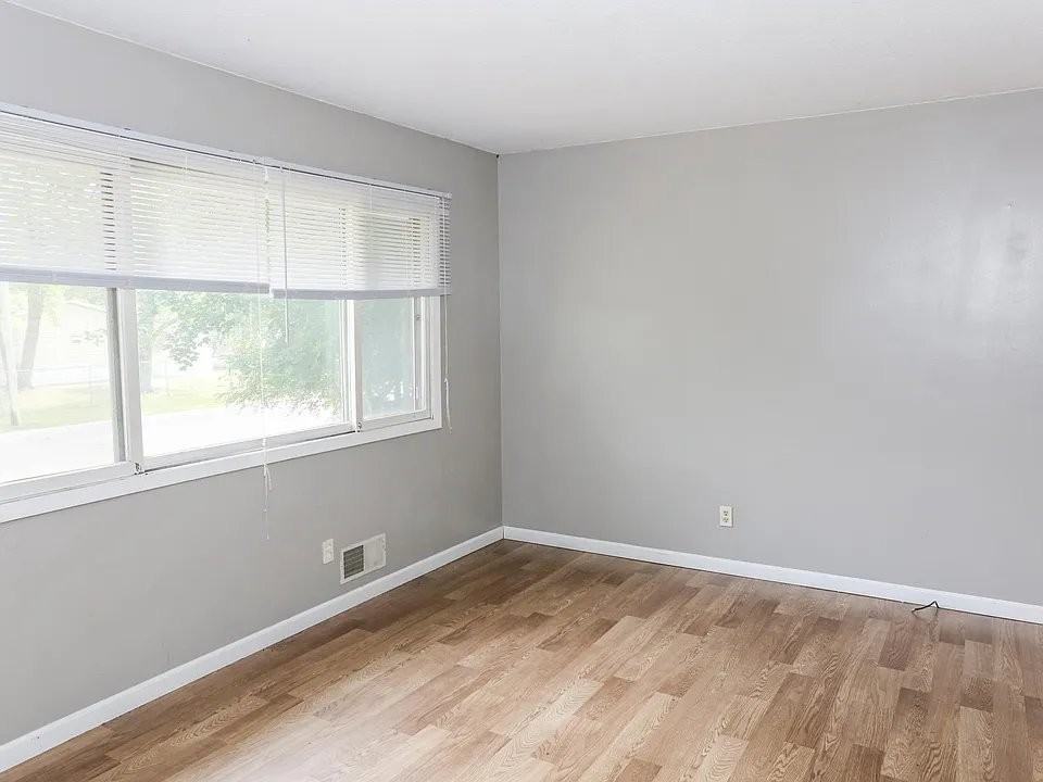 5721 Quincy St - Photo 6 of 10