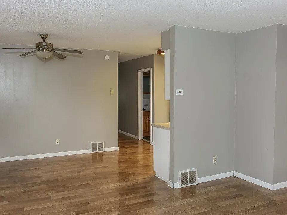 5721 Quincy St - Photo 7 of 10