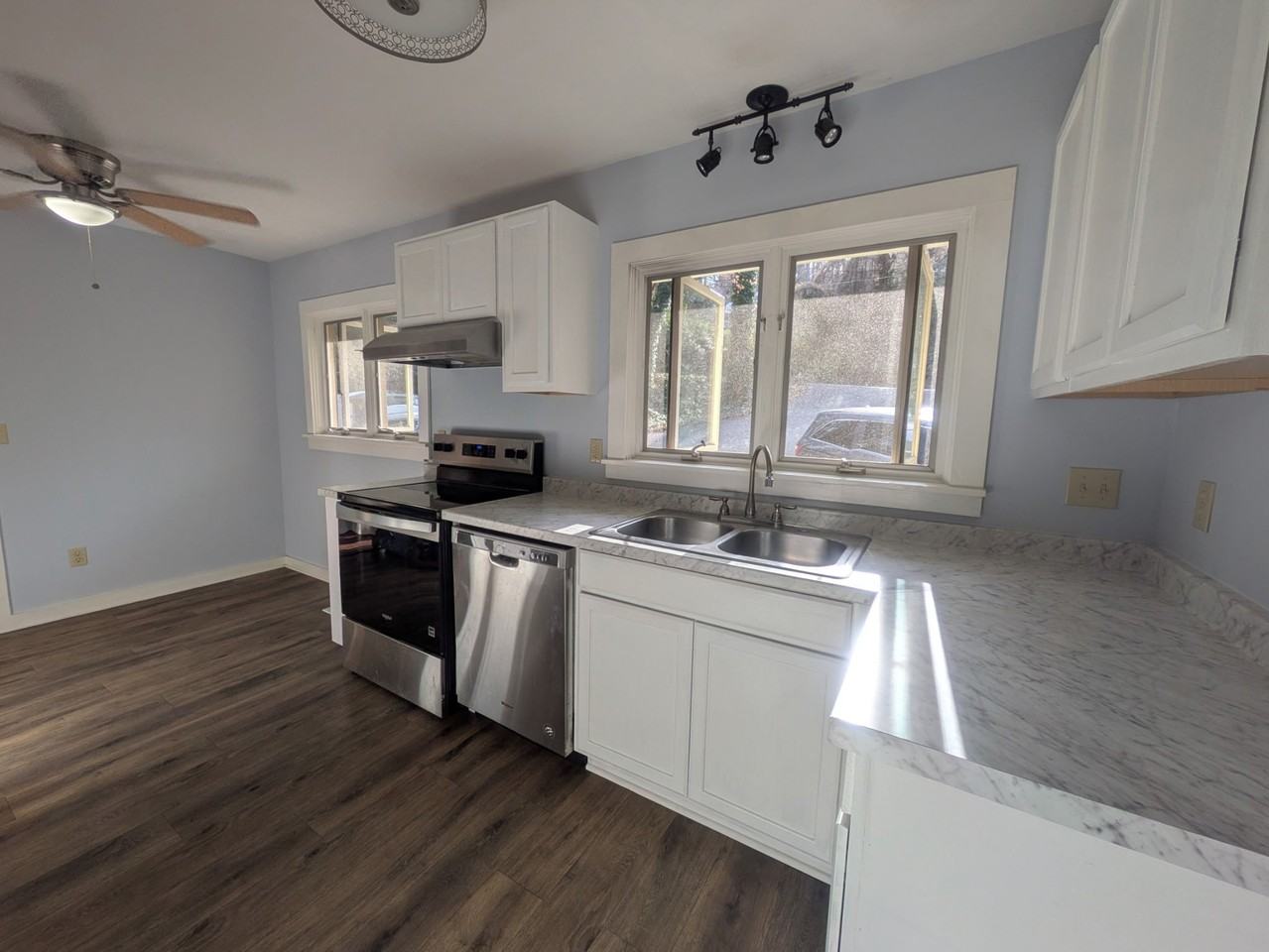 121 Carolina Dr - Photo 3 of 18