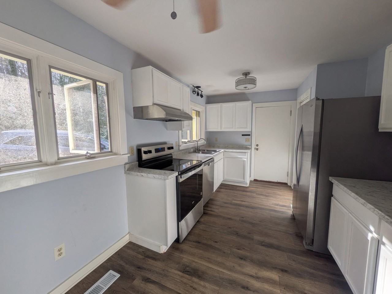 121 Carolina Dr - Photo 4 of 18