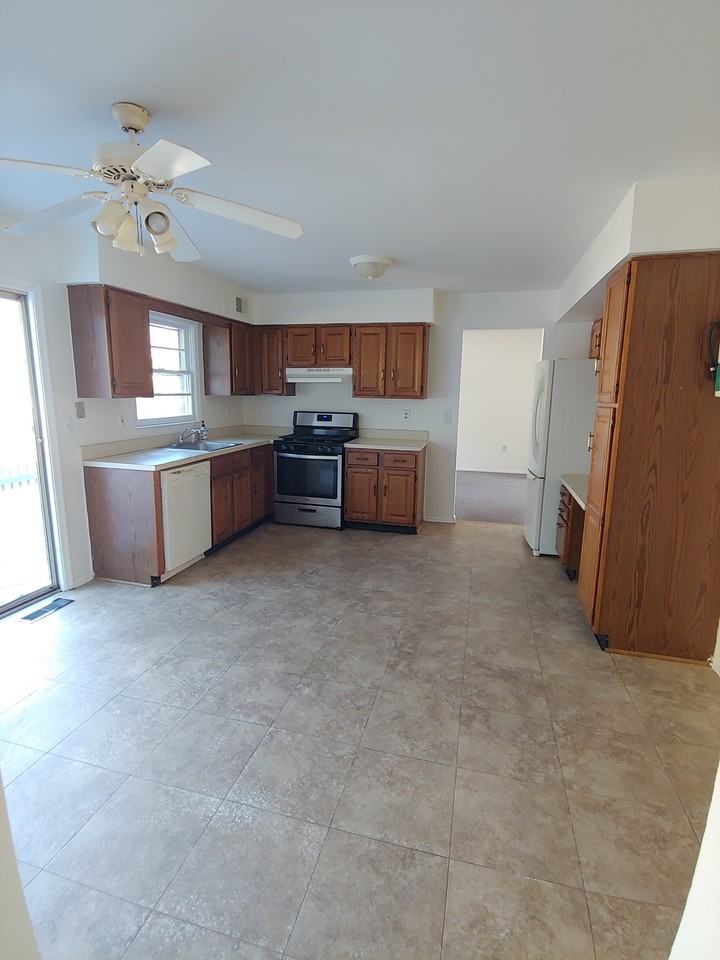 878 Paul Dr - Photo 3 of 18