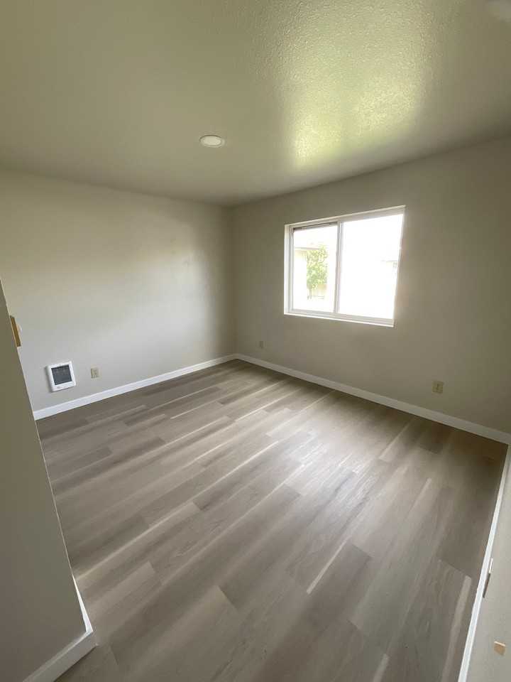 313 E 3rd St #4 - Photo 2 of 8