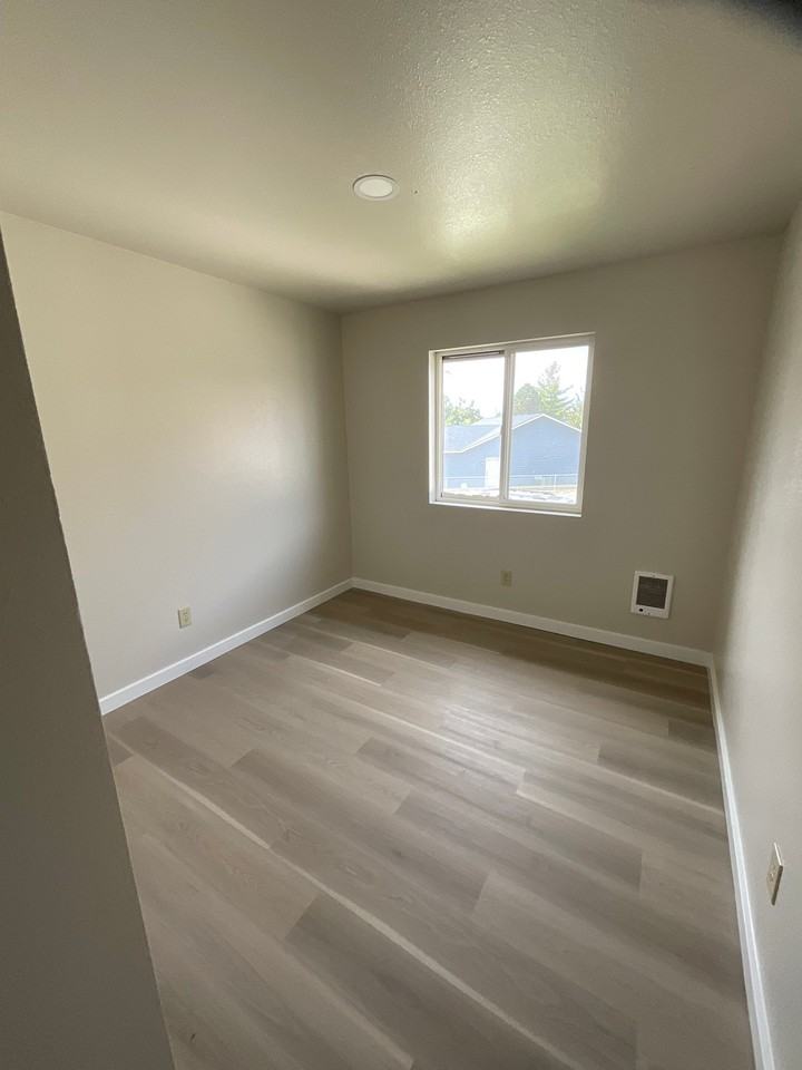 313 E 3rd St #4 - Photo 4 of 8