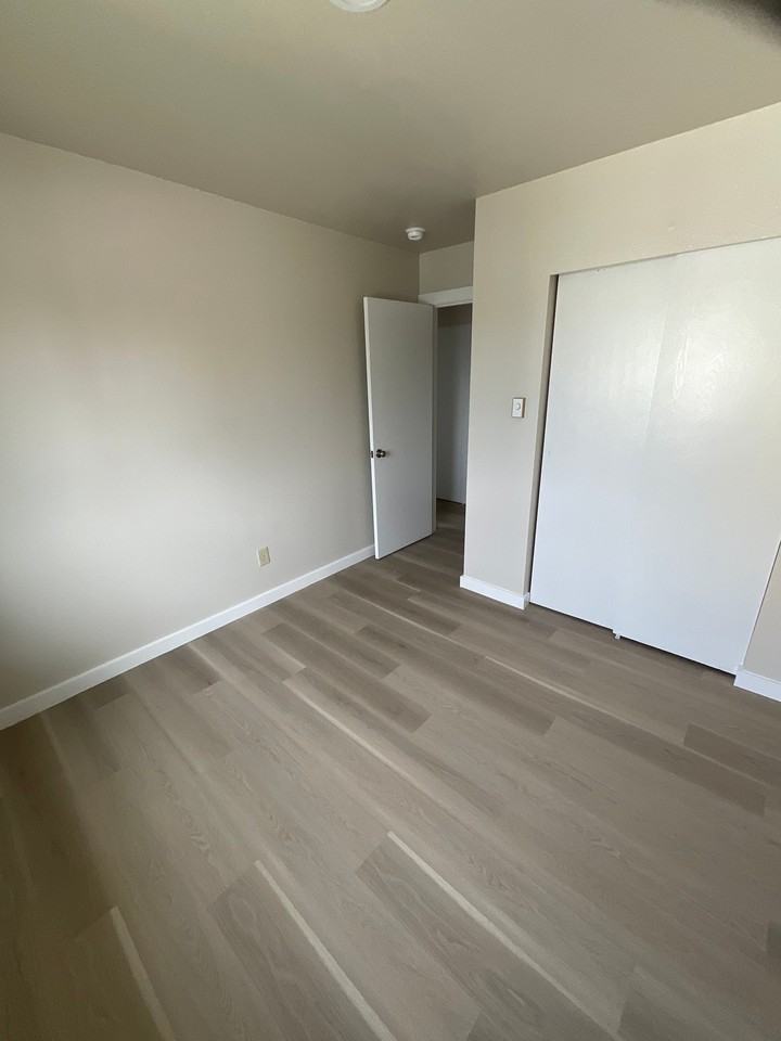 313 E 3rd St #4 - Photo 5 of 8
