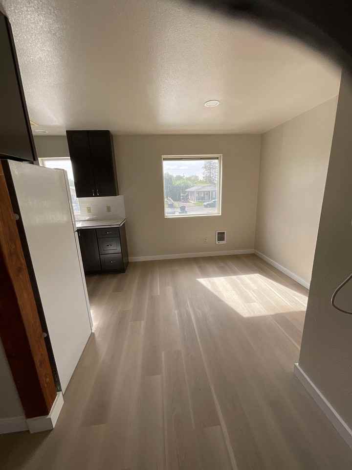 313 E 3rd St #4 - Photo 7 of 8