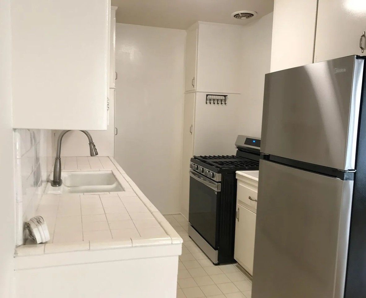 1237 21st St #E - Photo 6 of 10