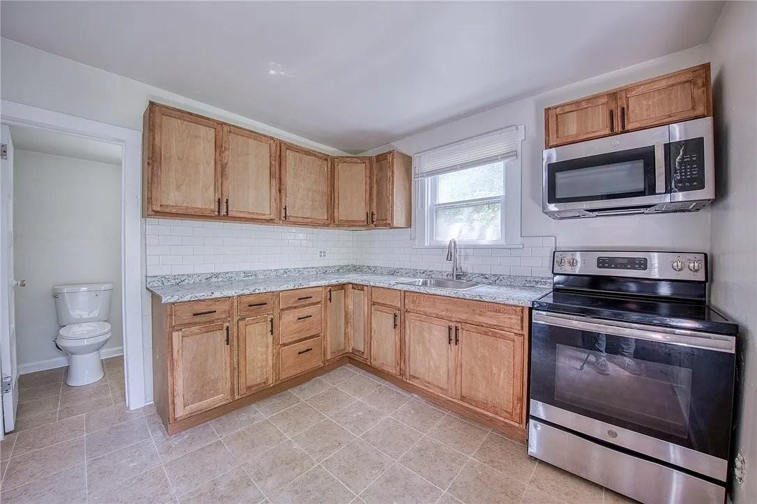 204 Clarksville St - Photo 2 of 20