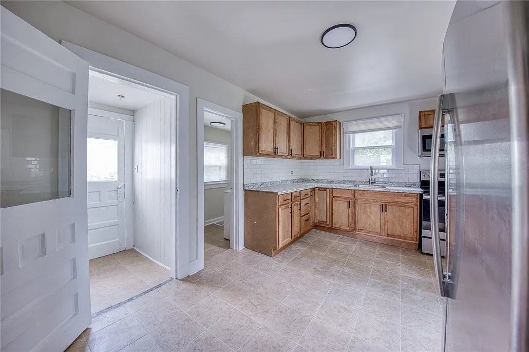 204 Clarksville St - Photo 3 of 20