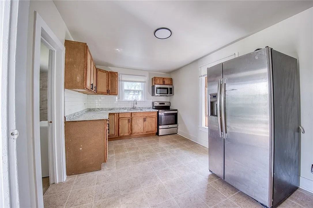 204 Clarksville St - Photo 4 of 20