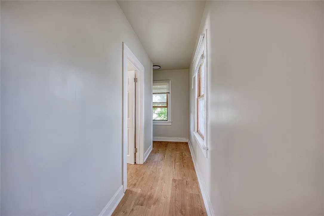 204 Clarksville St - Photo 5 of 20