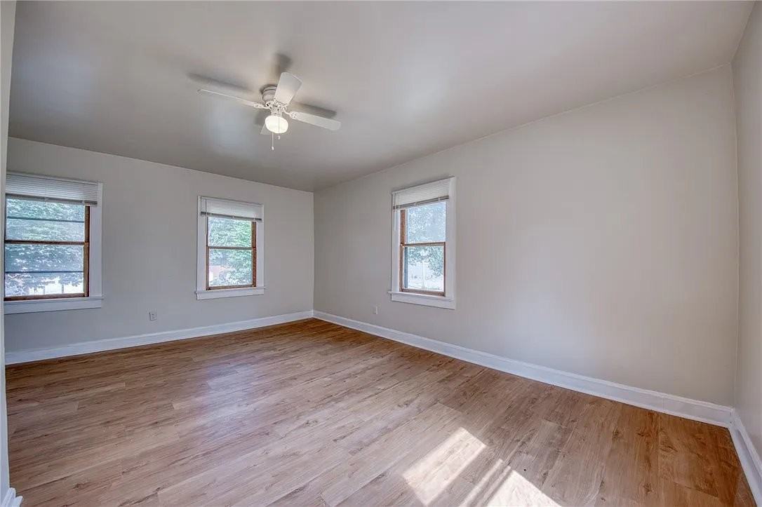 204 Clarksville St - Photo 6 of 20