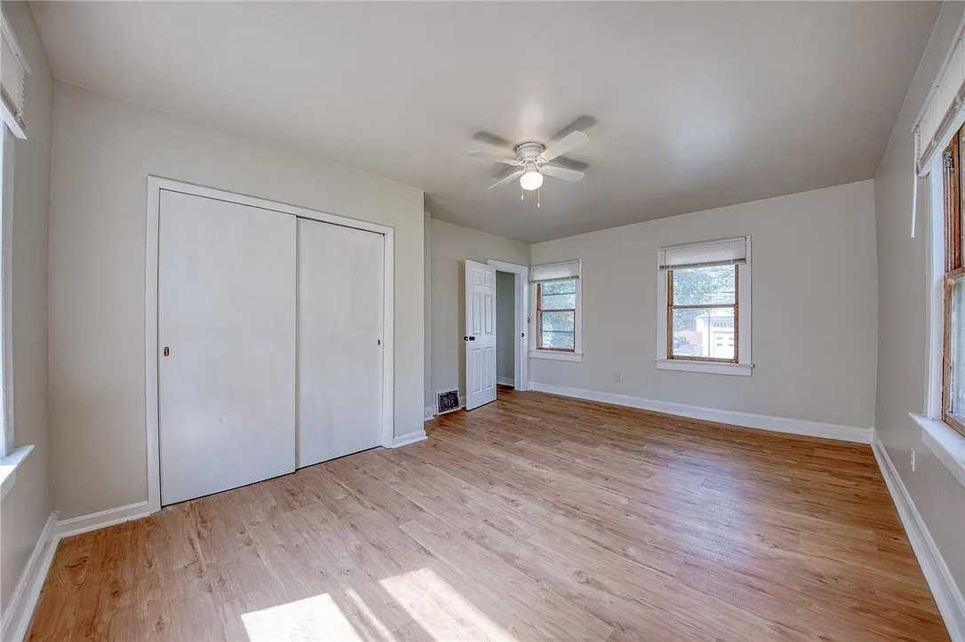 204 Clarksville St - Photo 7 of 20