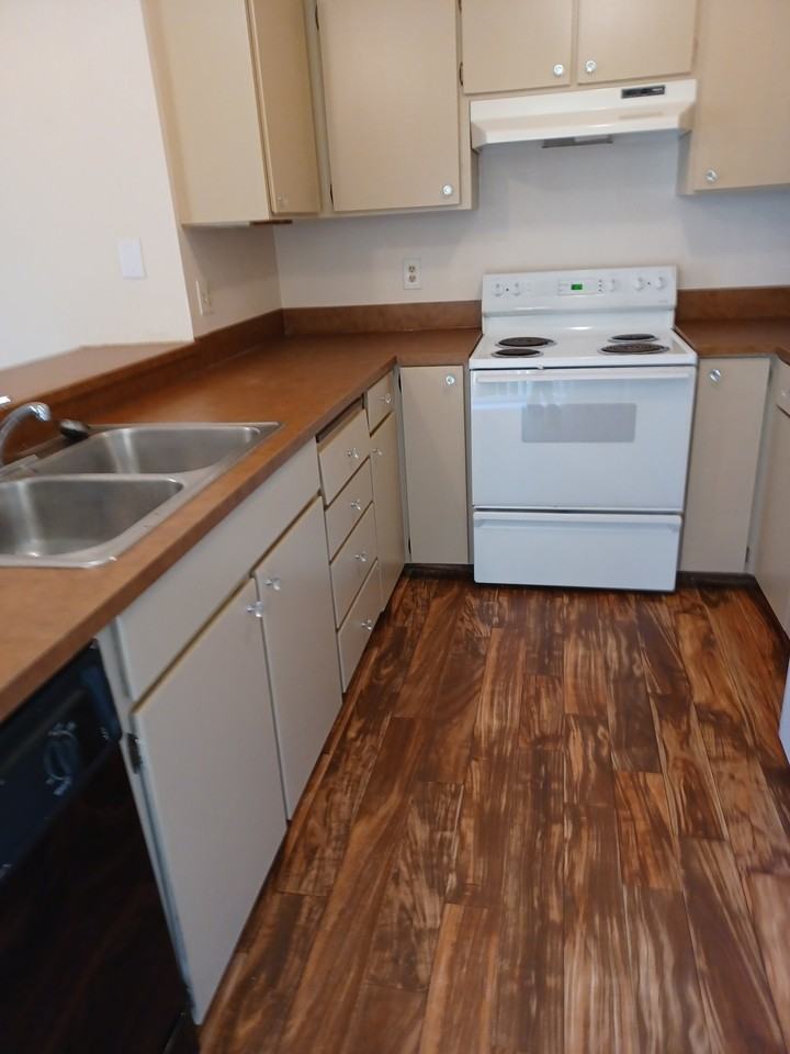 545 37th St Se #D - Photo 2 of 12