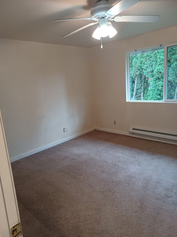 545 37th St Se #D - Photo 5 of 12