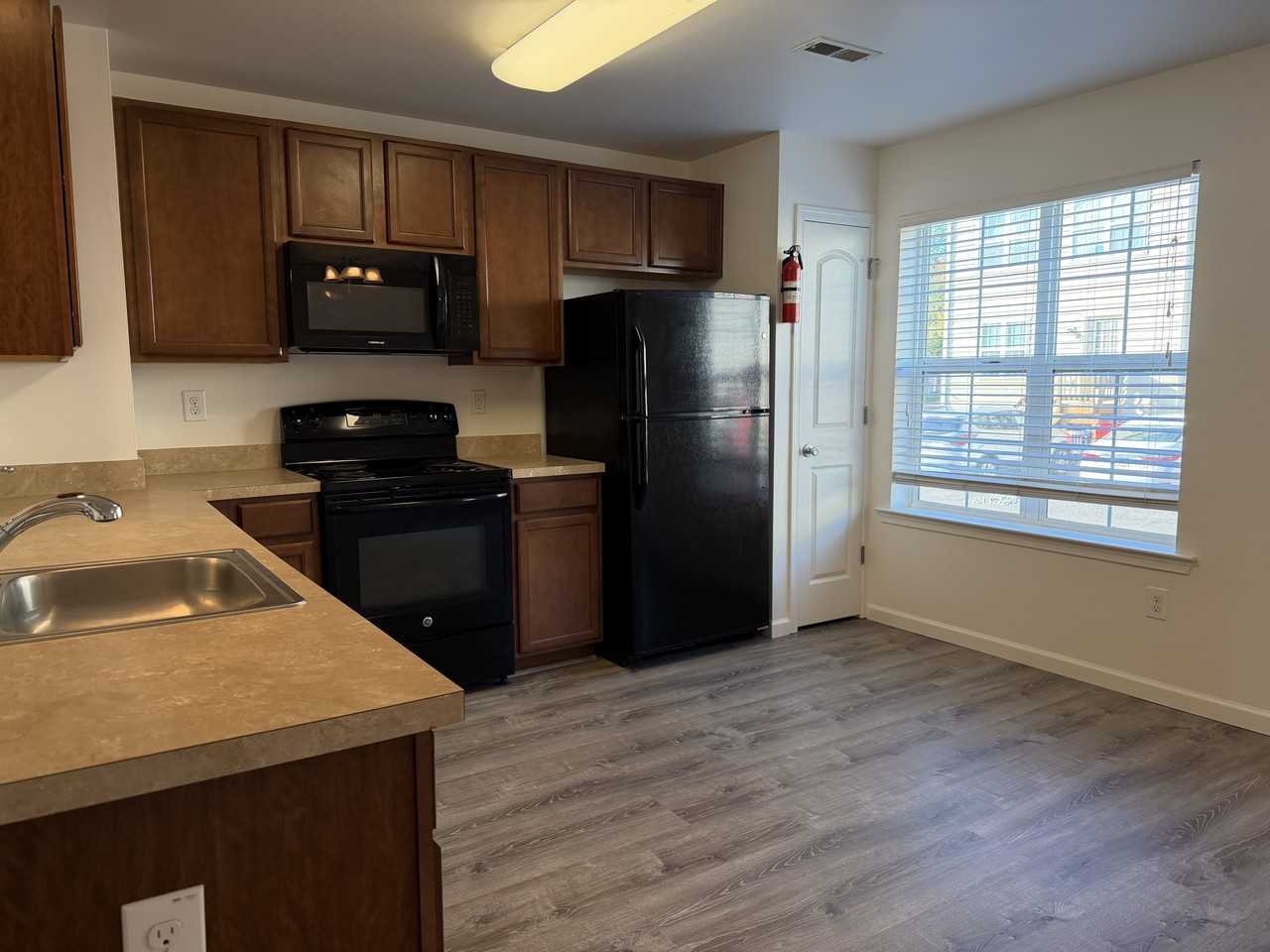 245 Peach St - Photo 5 of 13