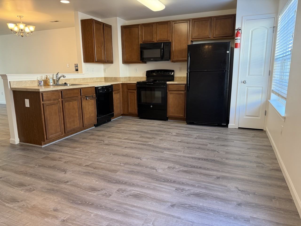 245 Peach St - Photo 6 of 13