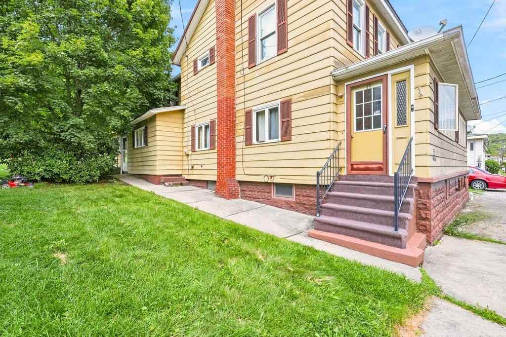 557 Railroad St - Photo 5 of 29