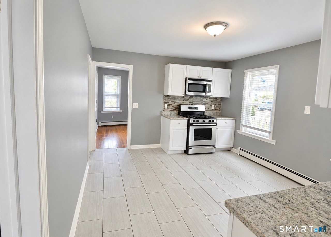 807 Brewster St - Photo 2 of 11