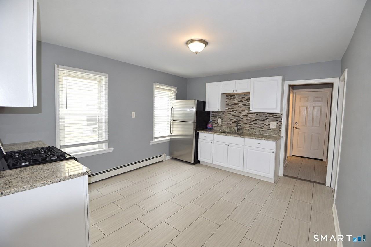 807 Brewster St - Photo 3 of 11
