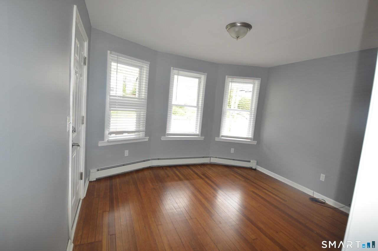 807 Brewster St - Photo 4 of 11
