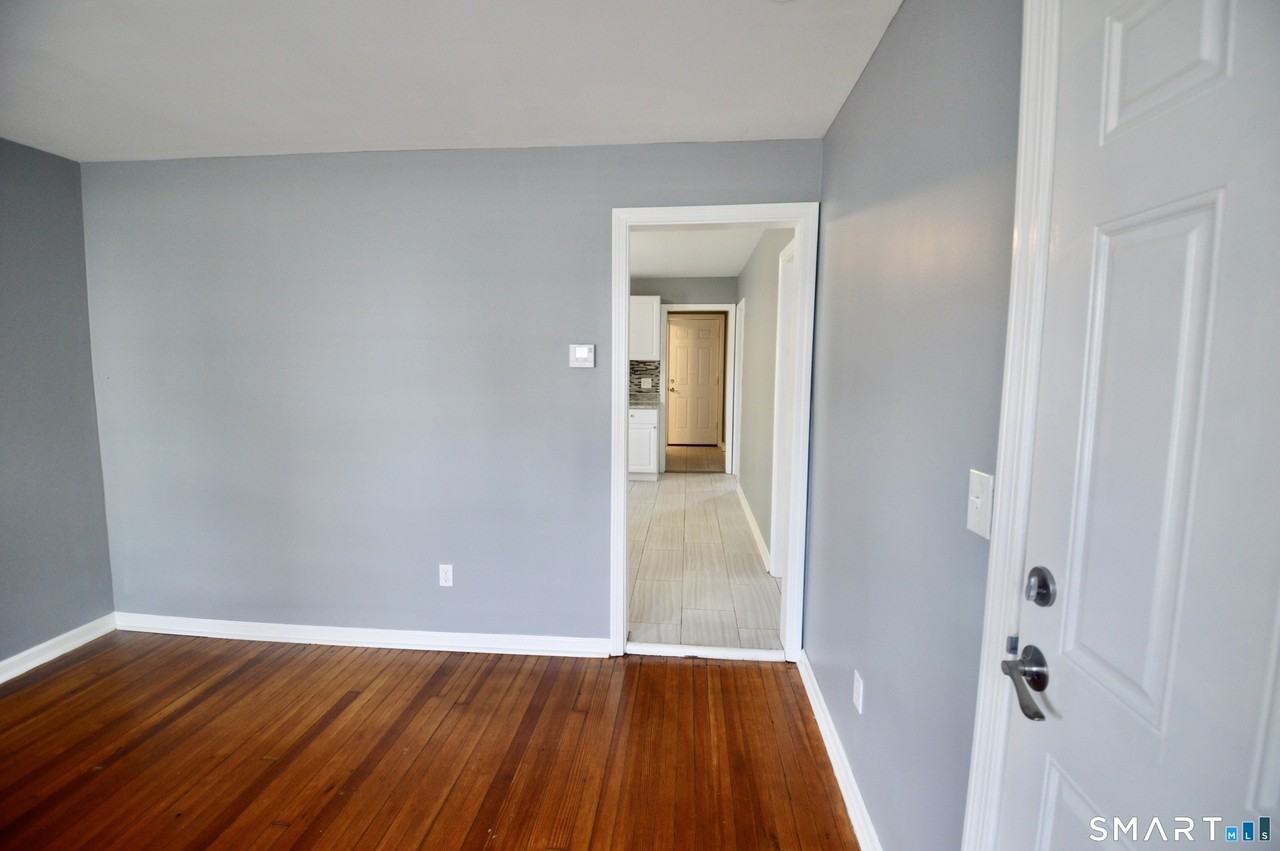 807 Brewster St - Photo 5 of 11