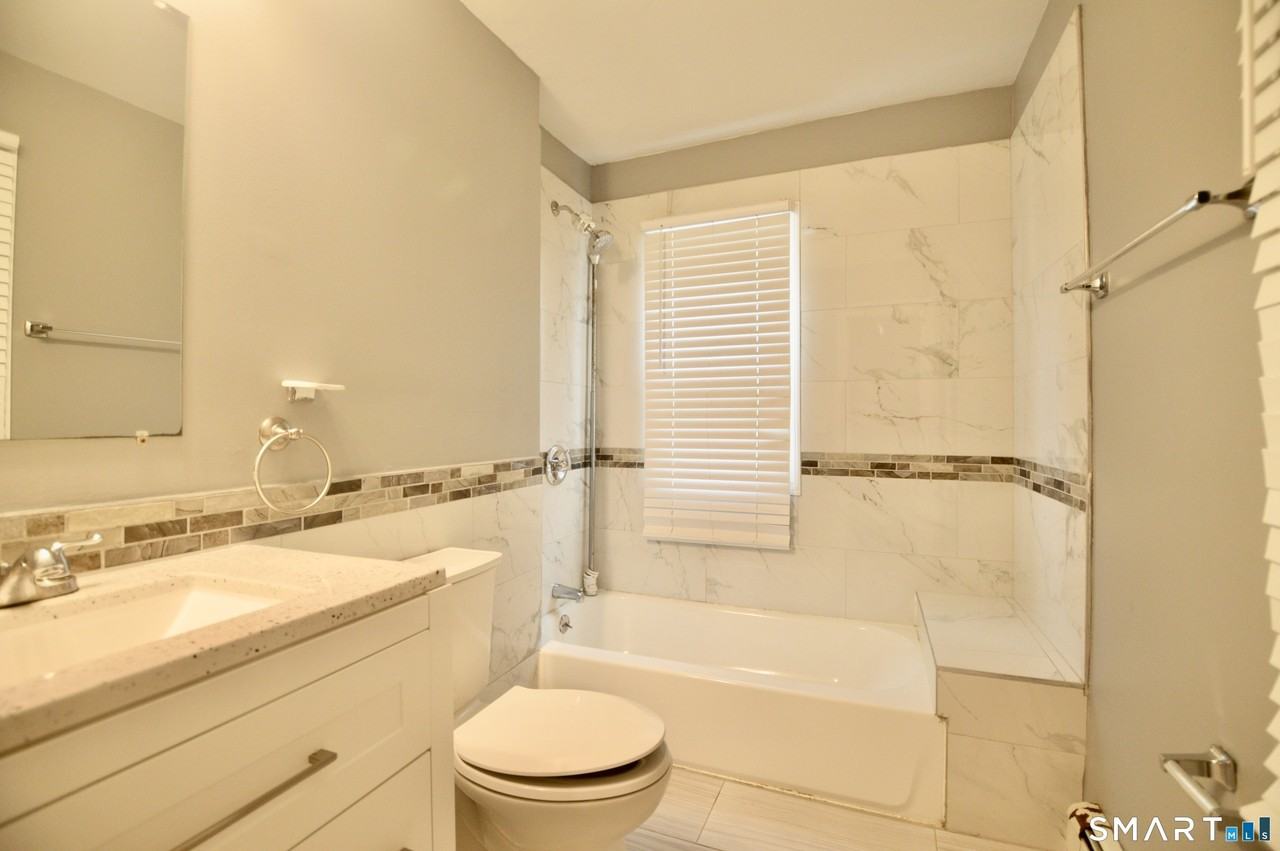 807 Brewster St - Photo 6 of 11