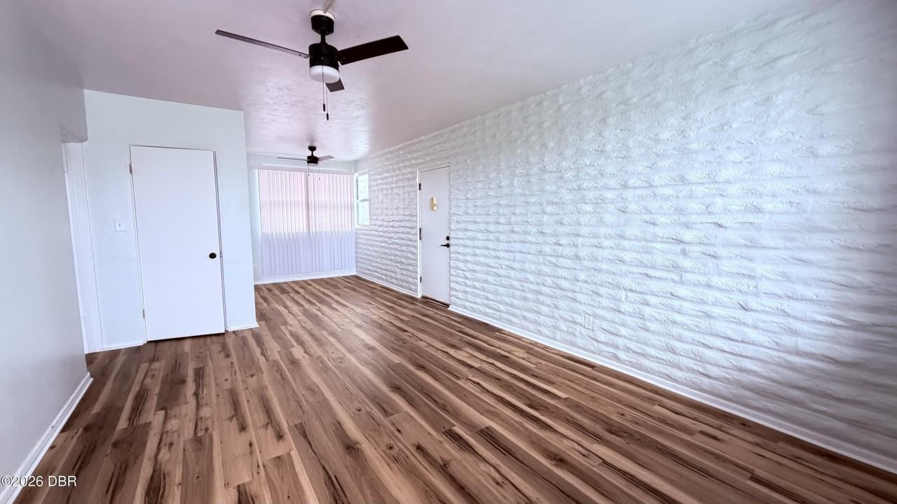 637 N Oleander Ave #11 - Photo 3 of 13