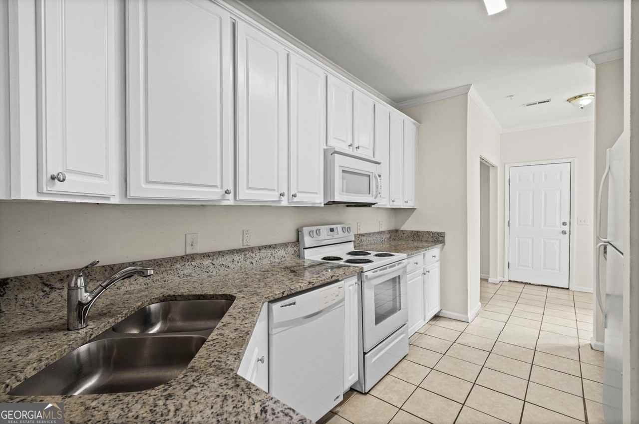 8806 Fairview Bluff Road - Photo 5 of 25