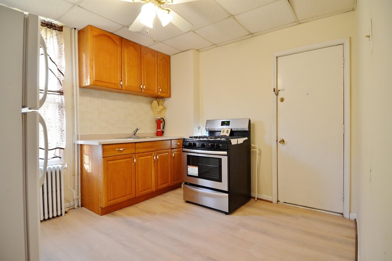 127 W 3rd St #2 - Photo 4 of 16