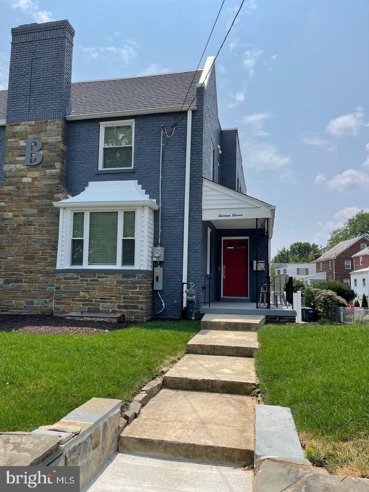 1311 Allison St Ne - Photo 4 of 28