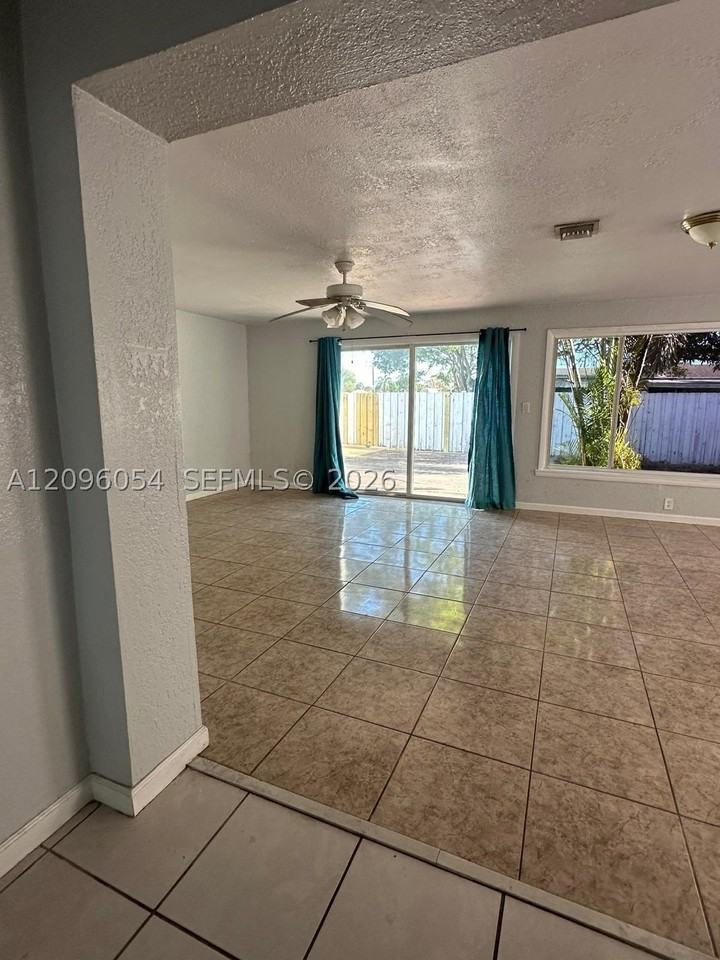 4812 Sw 45th Ave - Photo 5 of 23