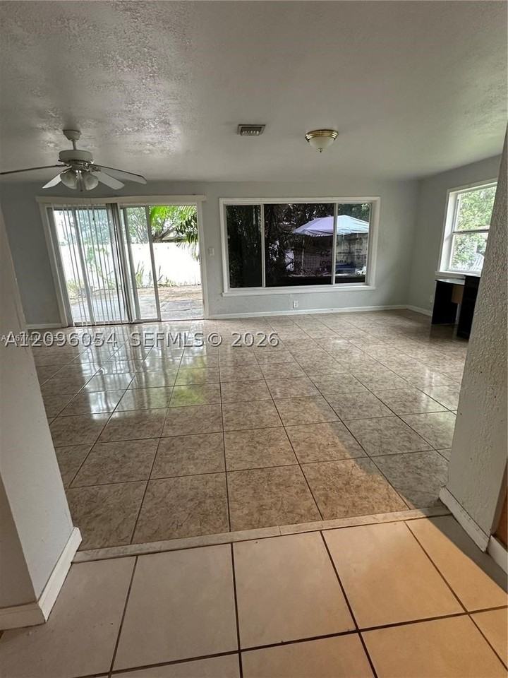 4812 Sw 45th Ave - Photo 6 of 23