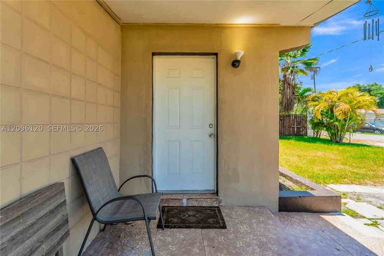 2910 Nw 47th St - Photo 4 of 21