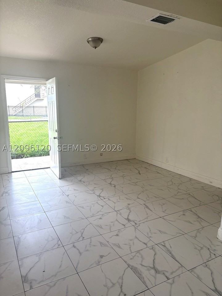 2910 Nw 47th St - Photo 6 of 21