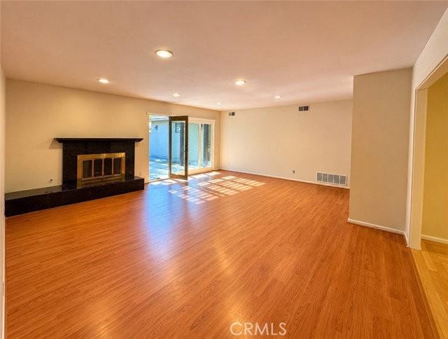 23421 Aetna St - Photo 3 of 7