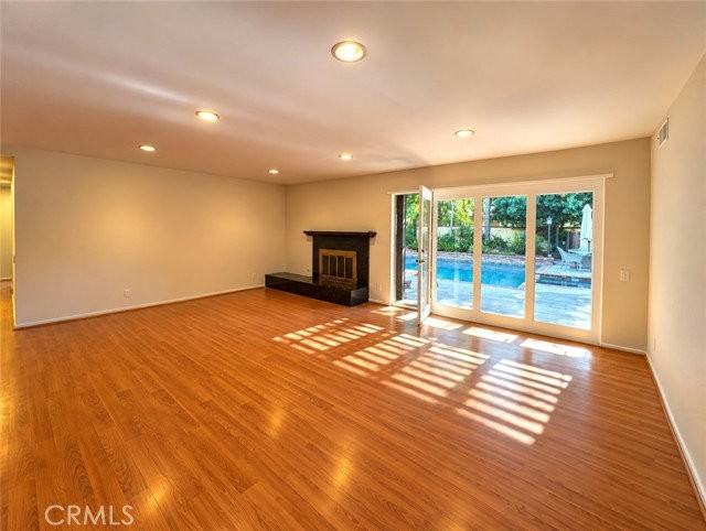 23421 Aetna St - Photo 4 of 7