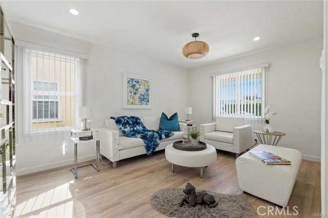 13739 Wyandotte St - Photo 4 of 8