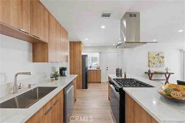 13739 Wyandotte St - Photo 5 of 8