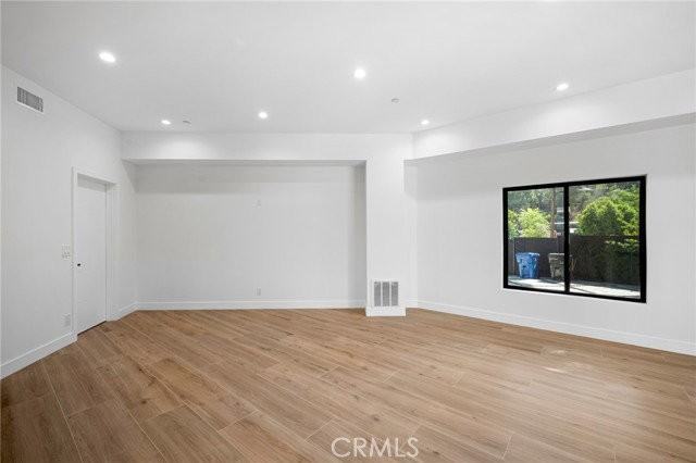 9601 Clybourn Ave - Photo 7 of 8
