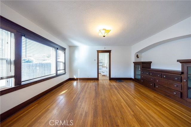 135 N San Marino Ave - Photo 4 of 8