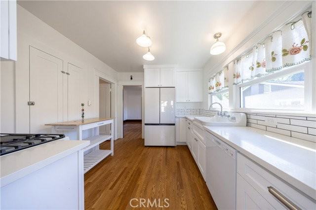 135 N San Marino Ave - Photo 6 of 8
