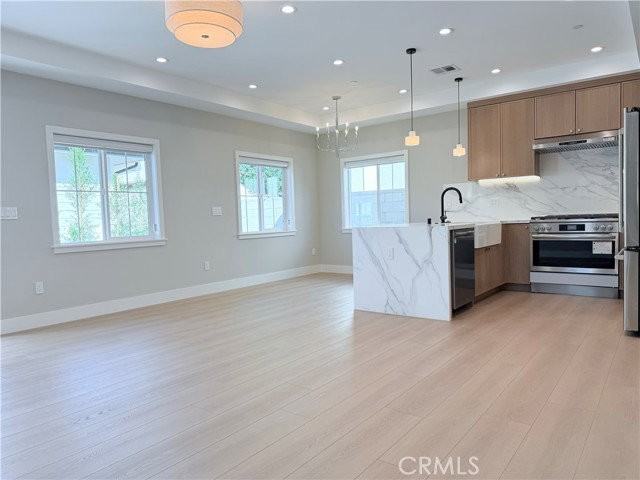 190 S Meridith Ave - Photo 3 of 8