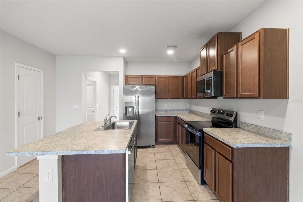 17993 Turning Leaf Cir - Photo 4 of 36