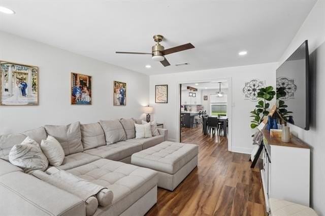 4520 Newlands St - Photo 5 of 27