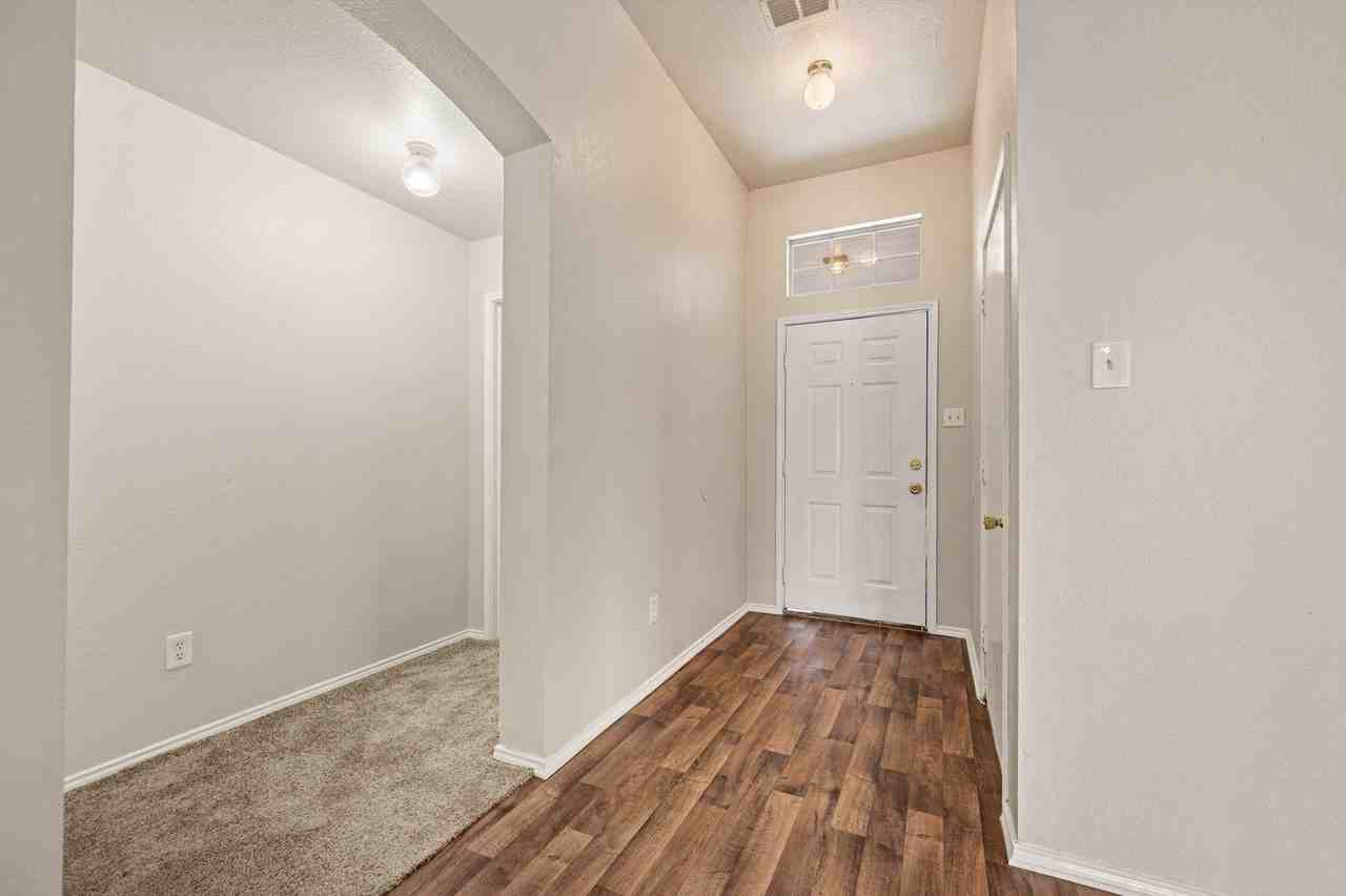 5509 Timber Ridge Ct - Photo 4 of 32