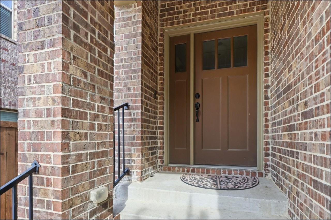 555 Waterloo Dr - Photo 3 of 37