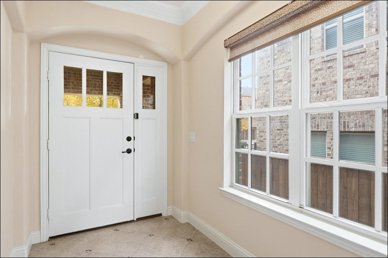 555 Waterloo Dr - Photo 4 of 37