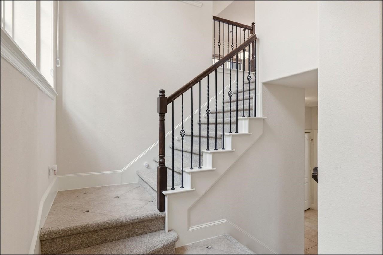 555 Waterloo Dr - Photo 6 of 37