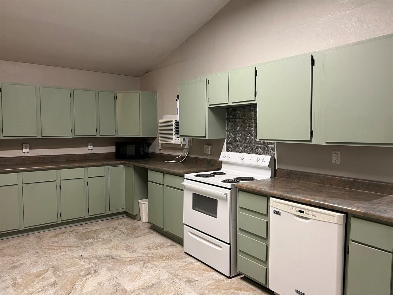 6960 Clifden Dr - Photo 4 of 18