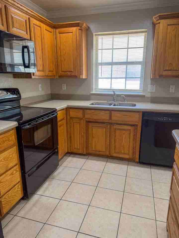 1611 Park Pl - Photo 3 of 18